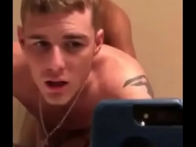 Negão fode branquinho com vontade