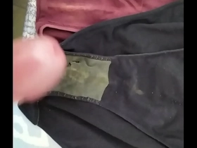 Corrida en bragas de mi mujer 137