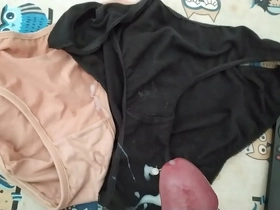 Corrida en bragas de mi mujer 144