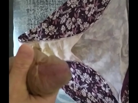 Corrida en bragas de mi mujer 110