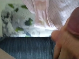 Corrida en bragas de mi mujer 103